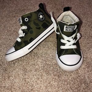 Toddlers converse all stars